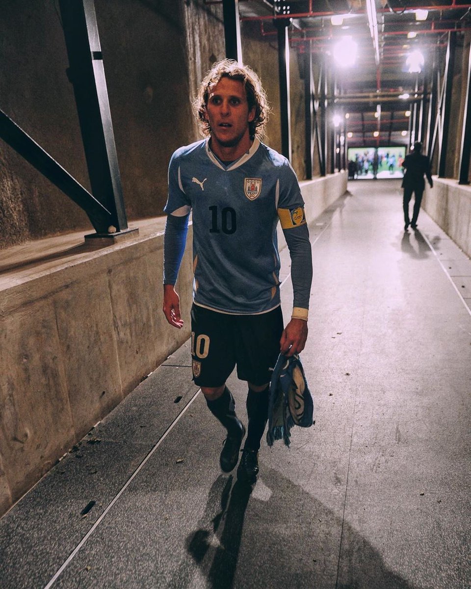 ConnecSports's tweet photo. Diego Forlán!⚽️🇺🇾
O melhor jogador da copa do mundo de 2010. O craque Uruguaio marcou 5 gols em 7 jogos.

#CopaDoMundo2022 #melhorjogador #hexa #qatar https://t.co/GLL7ymr2Ce