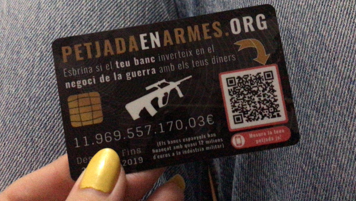 Joannageige's tweet image. Hoy @CentreDelas nos ha dado estas tarjetas que imitan a las de crédito , para comprobar si ‘tu banco de confianza’ invierte en el negocio de la guerra con tu dinero.