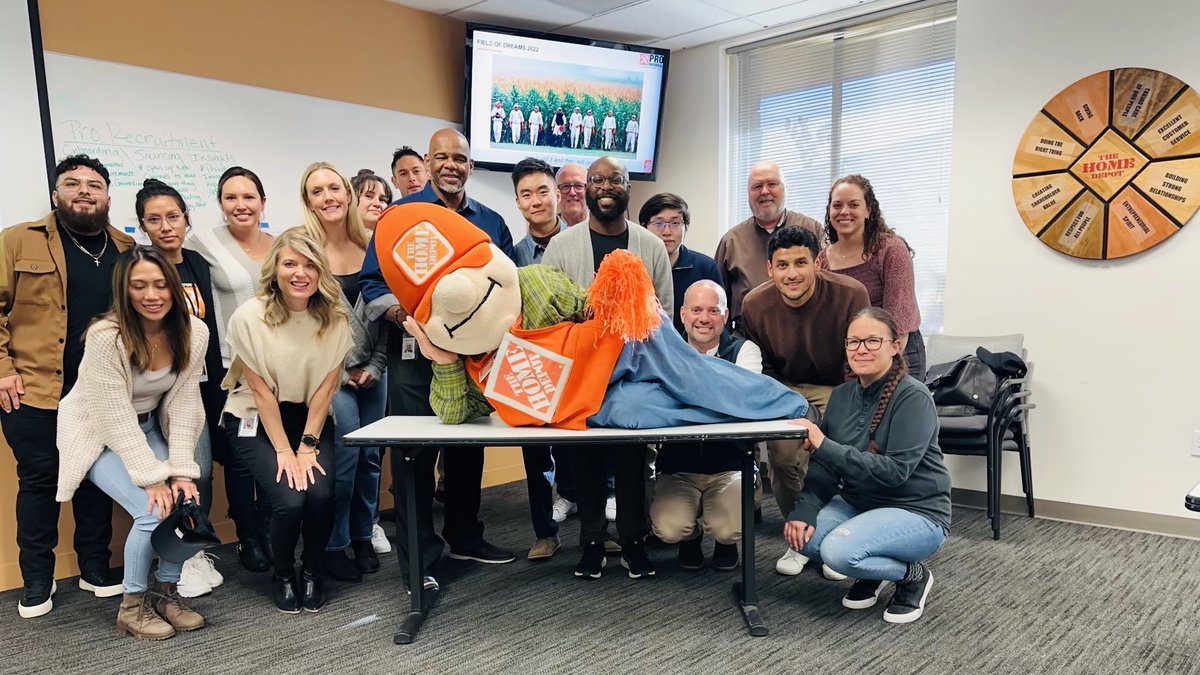 BrookeR_THD's tweet photo. 2 day strategy planning to take our business to the next level. Pro Referral Field of Dreams. #bluesky  #thehomedepot  #ProReferral 🧡 https://t.co/CYdUlxRwAf
