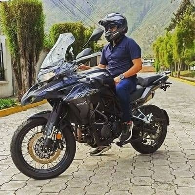 BlackEcuador's tweet photo. Los lujos socialistas del correísta @alexismoncayo con el sueldazo de $3000 de @radio_pichincha. 

Para comprarse una moto de $10.000 si tiene, pero no tiene para pagar $55.719 de pensiones de la hija. 

QUIEN SE SOLIDARIZA DE SU HIJA?
@VillaFernando_ 

#RedDeTuiterosDemocraticos https://t.co/deEr48QiCB