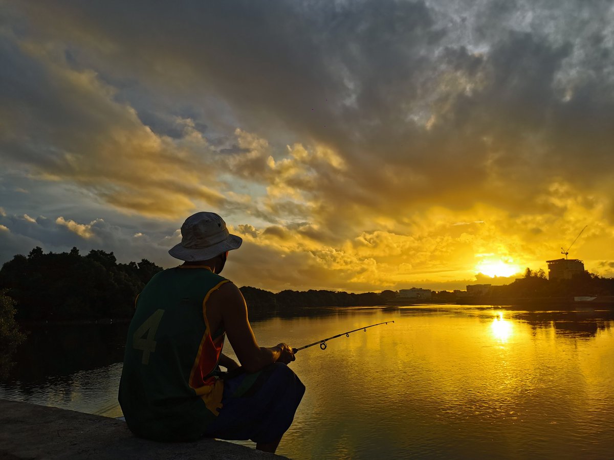 Dudeizir's tweet photo. Early catch.
#sunrise #sunrisephotography #sunriselovers #goldenhour #photooftheday #phonephotography #huaweip30 #zipcode5000 #iloilodiary #huaweip30ph https://t.co/fnjq34XM54
