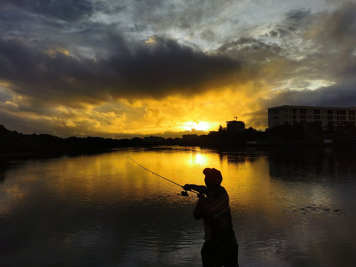 Dudeizir's tweet photo. Early catch.
#sunrise #sunrisephotography #sunriselovers #goldenhour #photooftheday #phonephotography #huaweip30 #zipcode5000 #iloilodiary #huaweip30ph https://t.co/fnjq34XM54