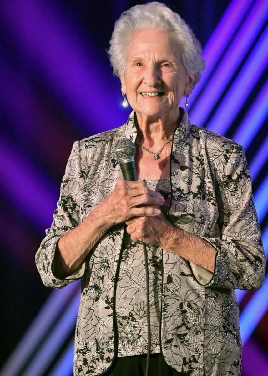 Pastwiittera's tweet photo. Ella a sus 95 años cumplió su sueño y está nominada a mejor nuevo artista en los #LatinGRAMMY 🥺 la amo! https://t.co/CO7Z447M6v