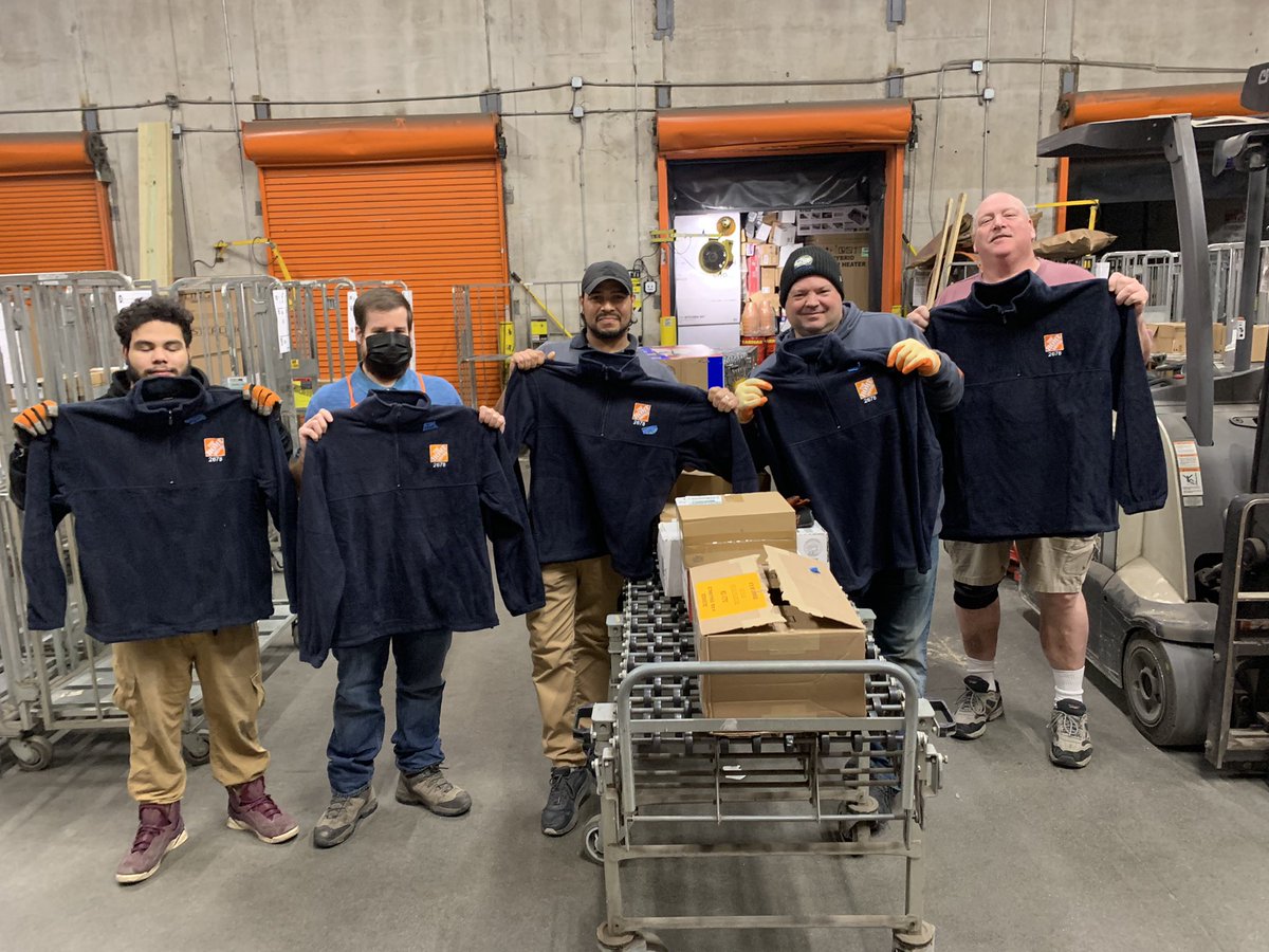 @2678 Best Unload Team ever!! #HappyHolidays @jessicameaney #NEProud #christmascameearly🎄🎉🧡