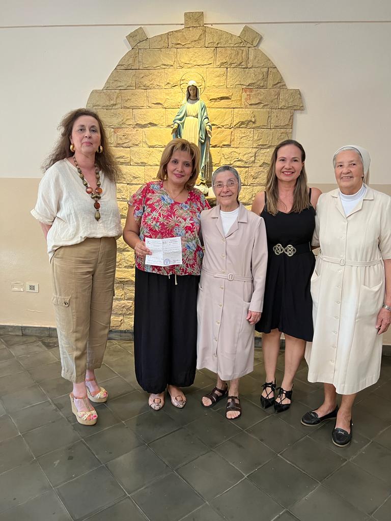 AsocMujerEsp's tweet photo. El día de hoy hemos  entregado como donación lo recaudado en la cena benéfica de la Asociación de la Mujer Española, a las hijas de la caridad de San Vicente de Paul "Hogar Medalla Milagrosa".

Agradecemos a todas las personas que colaboraron e hicieron que esto sea posible. https://t.co/sqhCfyWIF3