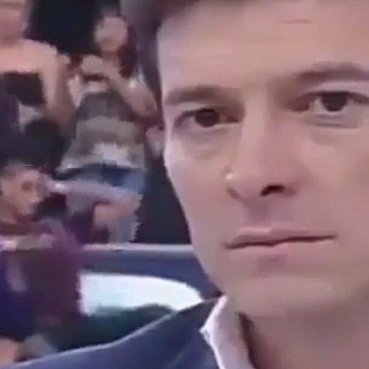 twvanshi's tweet image. 1. É a sua festa de aniversário e você decide passar essa data com sua família e amigos. Entretanto, no fim da noite seus amigos tem a oportunidade de conhecer o ídolo da vida deles, uma oportunidade única! E você não pode acompanhá-los. Você deixaria eles irem? Ficaria chateado?