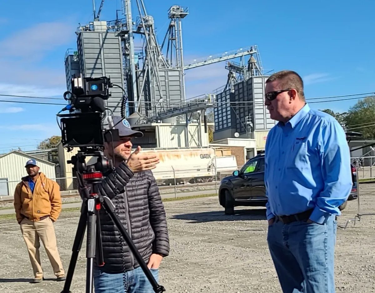 WalingaInc's tweet photo. What a great day to be out in North Carolina shooting video!  Thx again to Steven and Fred at @braswellfamilyfarms and the team at @chair8media Can't wait to see the final production! #walinga #onelegendarytrailer #valuebeyondtheproduct #FeedLok https://t.co/MYkVxx2BDK