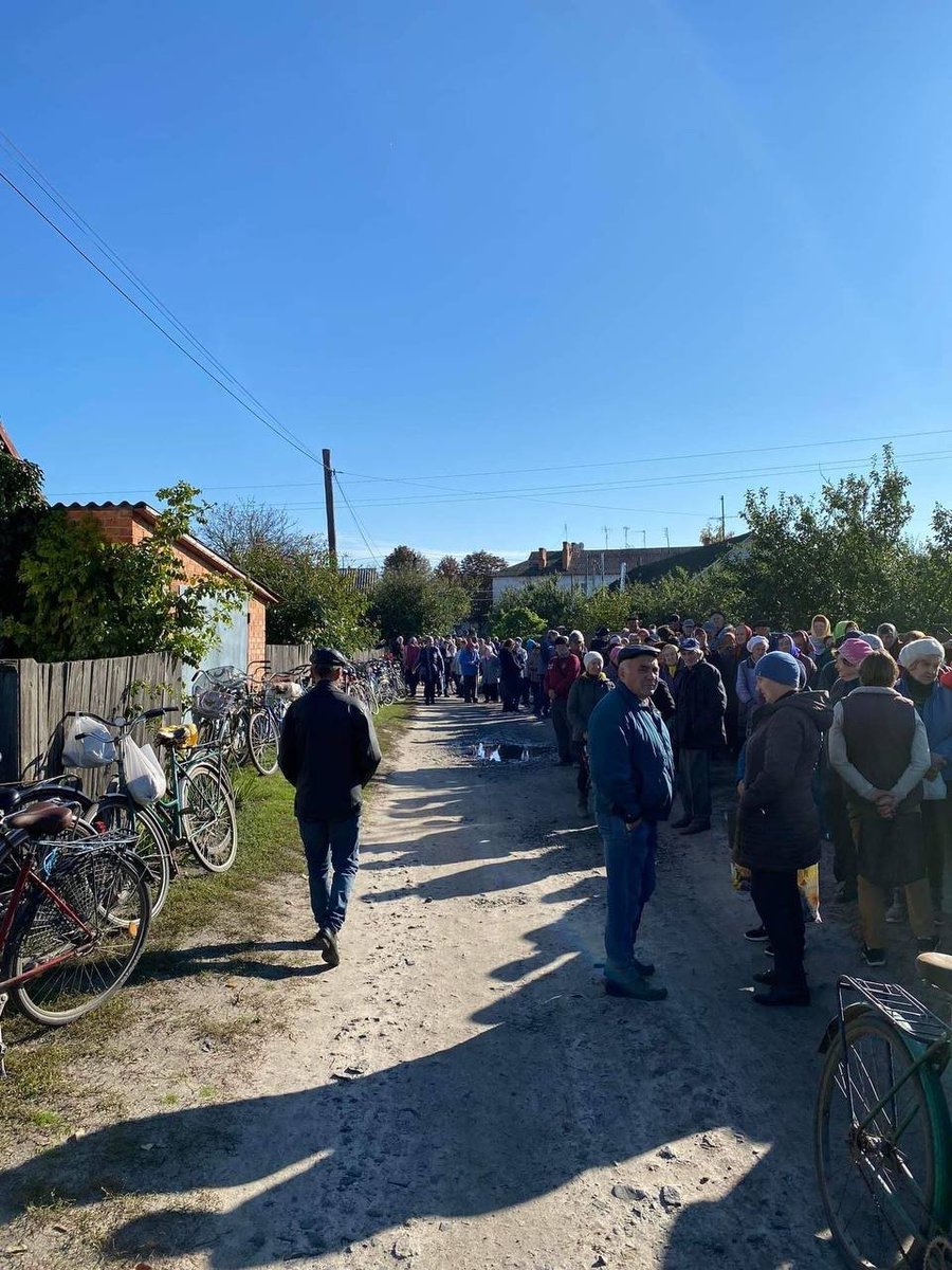 Pavel's #UkraineTrustChain team they delivered and distributed 3,500 packages of humanitarian aid last week. Look at the crowds of people that showed up to get aid in a small town town in #Poltava region.
#StandWithUkraine 
ukrainetrustchain.org/donate