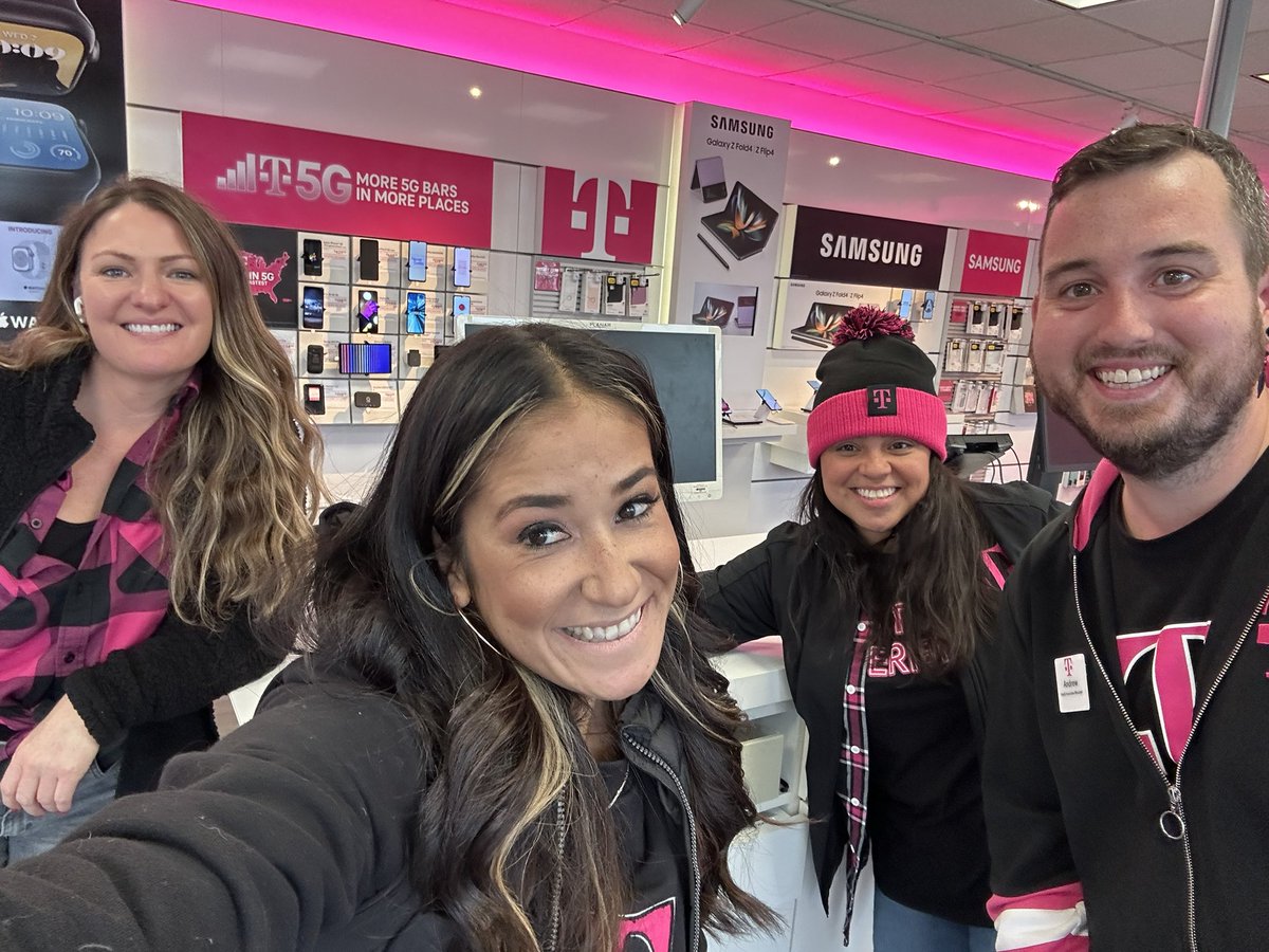 Great time doing store visits with this crew !! <a href="/AngelGomez143/">Angel Gomez</a>  <a href="/shellalatulip/">Michaella LaTulip</a>  Thanks for hanging today. #chicago #funfilledfieldday