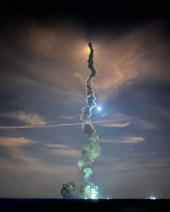 Lanzamiento del Artemis I el 16 de noviembre de 2022 desde el Centro Espacial Kennedy de la NASA, transportando la primera nave espacial Orion de la NASA