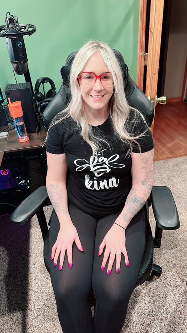 I&rsquo;m backkkk and I missed you!!  Live on Twitch, come hang out with me🥰  Link ⬇️ https://t.co/sYypfC6