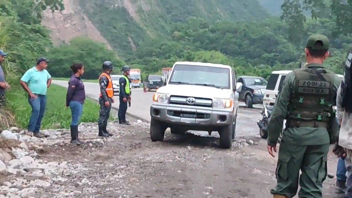 PC_MERIDA's tweet photo. #EsNOTICIA | Gracias a las extraordinarias labores realizadas por el gobernador de #Mérida @JehysonGuzman, en menos de 24Hrs de trabajo con maquinaria se logró habilitar una variante en el sector la S Local 8, reactivando así el paso vehícular de forma preventiva e intermitente. https://t.co/qHjK9Iyt9c