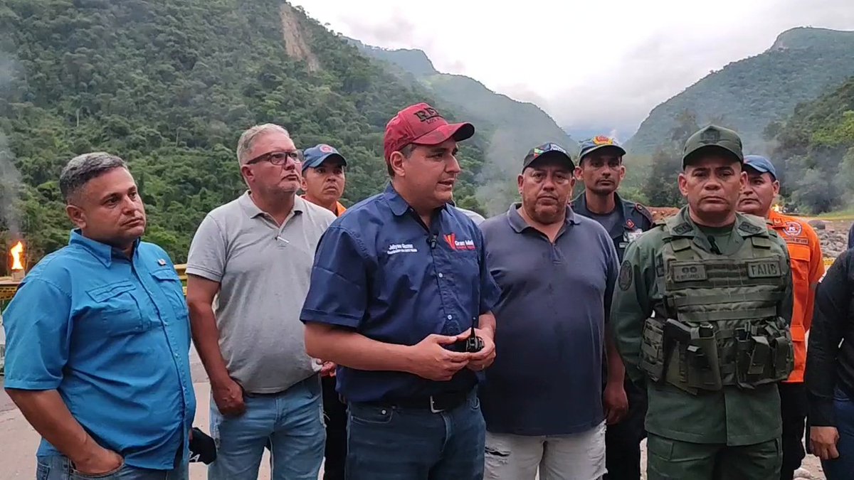 PC_MERIDA's tweet photo. #EsNOTICIA | Gracias a las extraordinarias labores realizadas por el gobernador de #Mérida @JehysonGuzman, en menos de 24Hrs de trabajo con maquinaria se logró habilitar una variante en el sector la S Local 8, reactivando así el paso vehícular de forma preventiva e intermitente. https://t.co/qHjK9Iyt9c