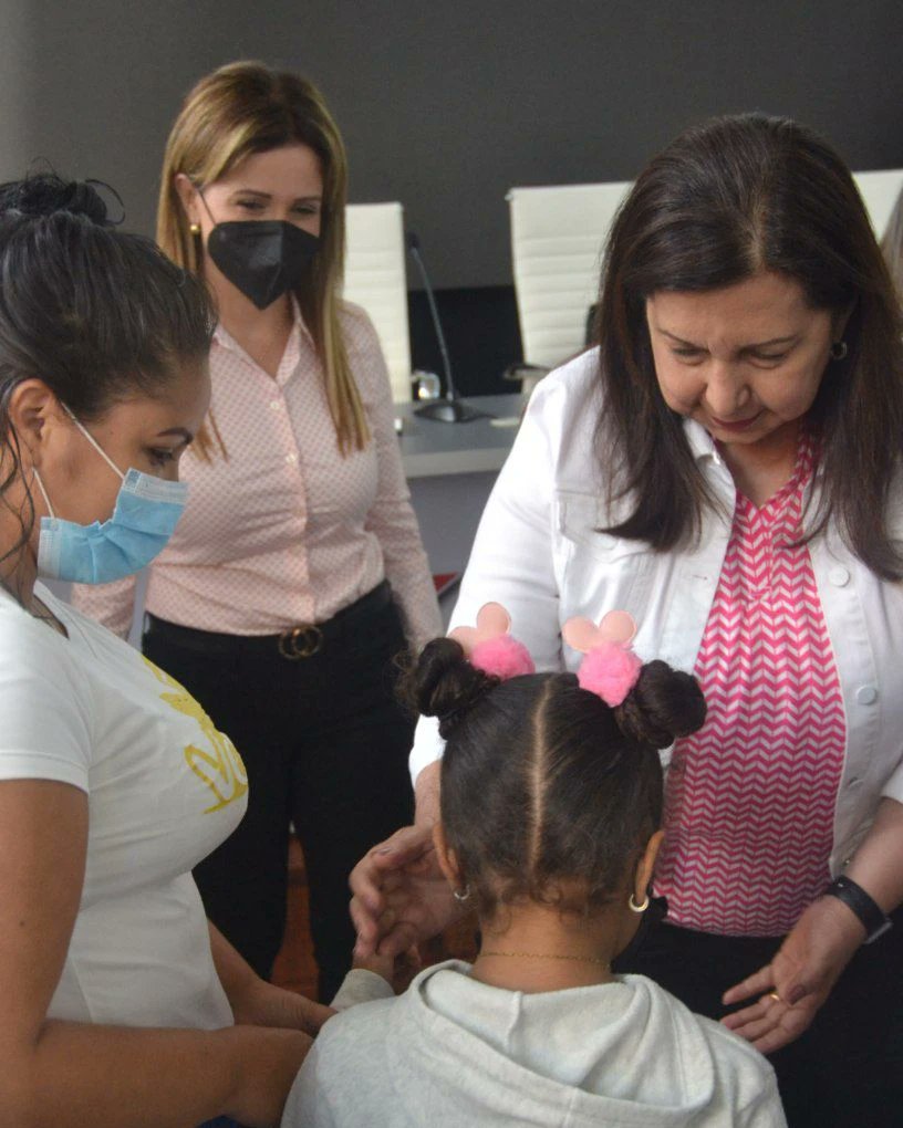 FASACSONRIE's tweet photo. La Alcaldesa Carmen Meléndez cumpliendo su palabra de dignificar las Familias Caraqueñas.
#DebatirYRenovar
@NicolasMaduro
@dcabellor
@gestionperfecta https://t.co/KJFim8nGC4