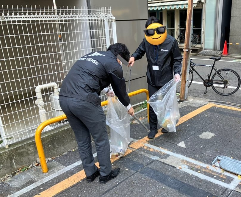 YourSDGs's tweet photo. 皆さま、おはようございます！

本日11月17日は『#東京エキマチキラピカ作戦』の実施日です！🥳
私たちYourSDGsも『エバーグリーン』と共同で京橋エリアのゴミ拾いに参加しました。
朝のお急ぎの時間に活動にご協力くださいました周辺地域の皆さまありがとうございます！
https://t.co/GIozZbQys0 https://t.co/sV1yQgsbYF