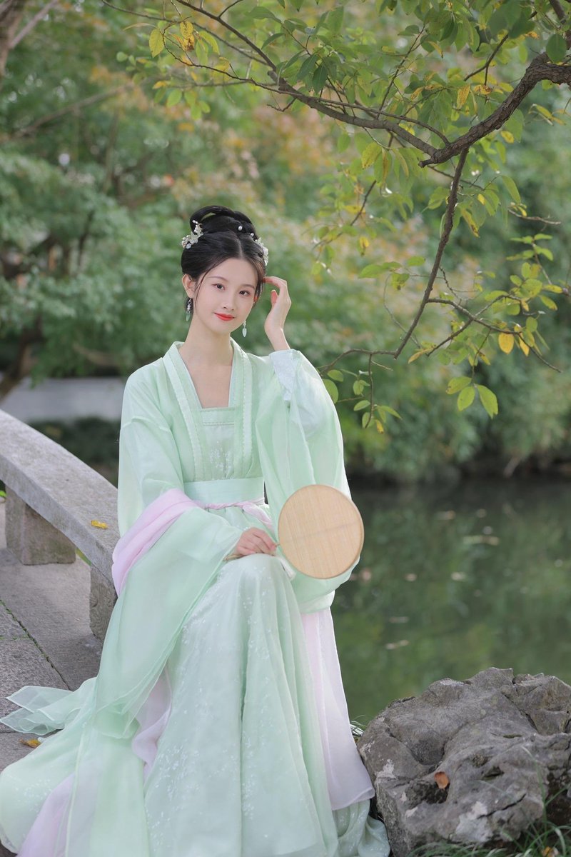 zhubuchen01's tweet photo. 今天是青色系汉服美人 https://t.co/QrdOQxMoUt