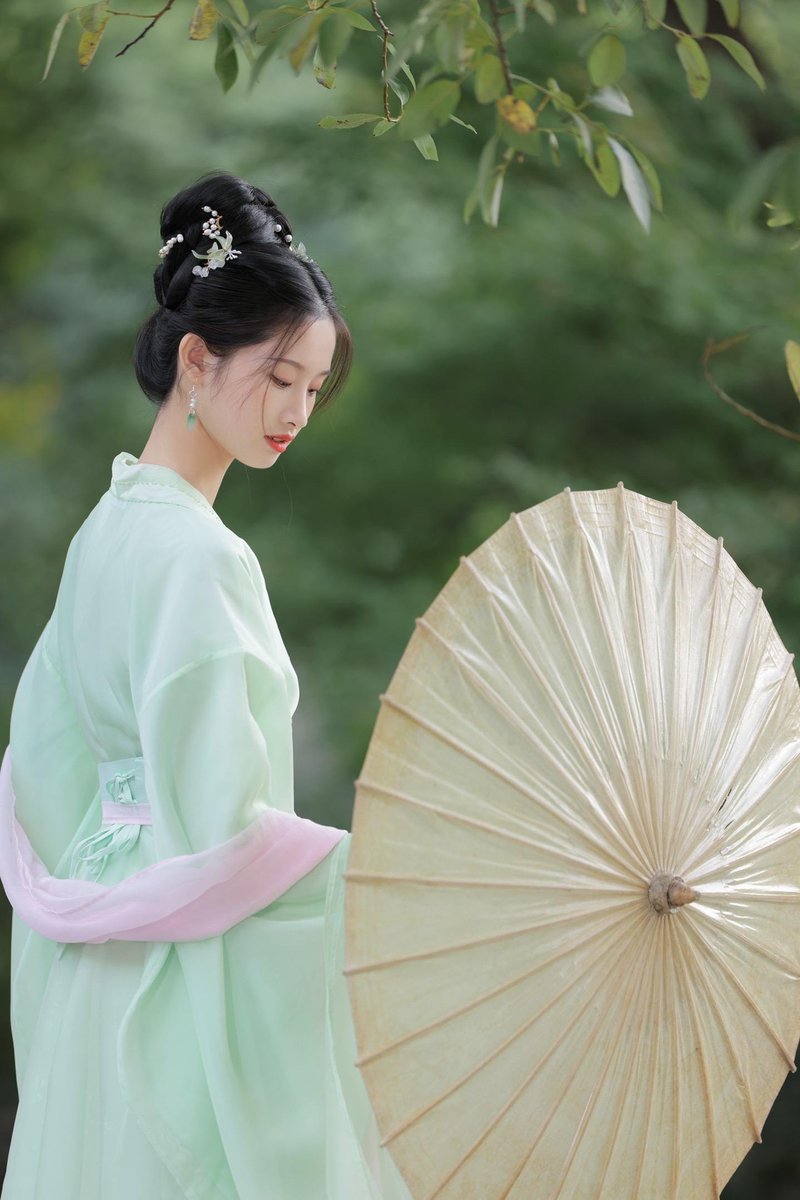 zhubuchen01's tweet photo. 今天是青色系汉服美人 https://t.co/QrdOQxMoUt