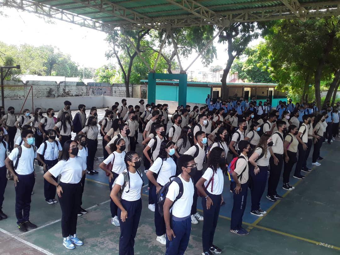SeedinAnz's tweet photo. Hora Cívica en la U.E.“GUARAGUAO”,  con la presencia del Director del plantel Educativo Profesor.RAFAEL GUILLEN,Profesor FSN Rafael Medina, Docentes y representantes,siguiendo la planificación pedagógica se entonaron las notas de nuestro Himno Nacional, https://t.co/jpBMtTbvYa