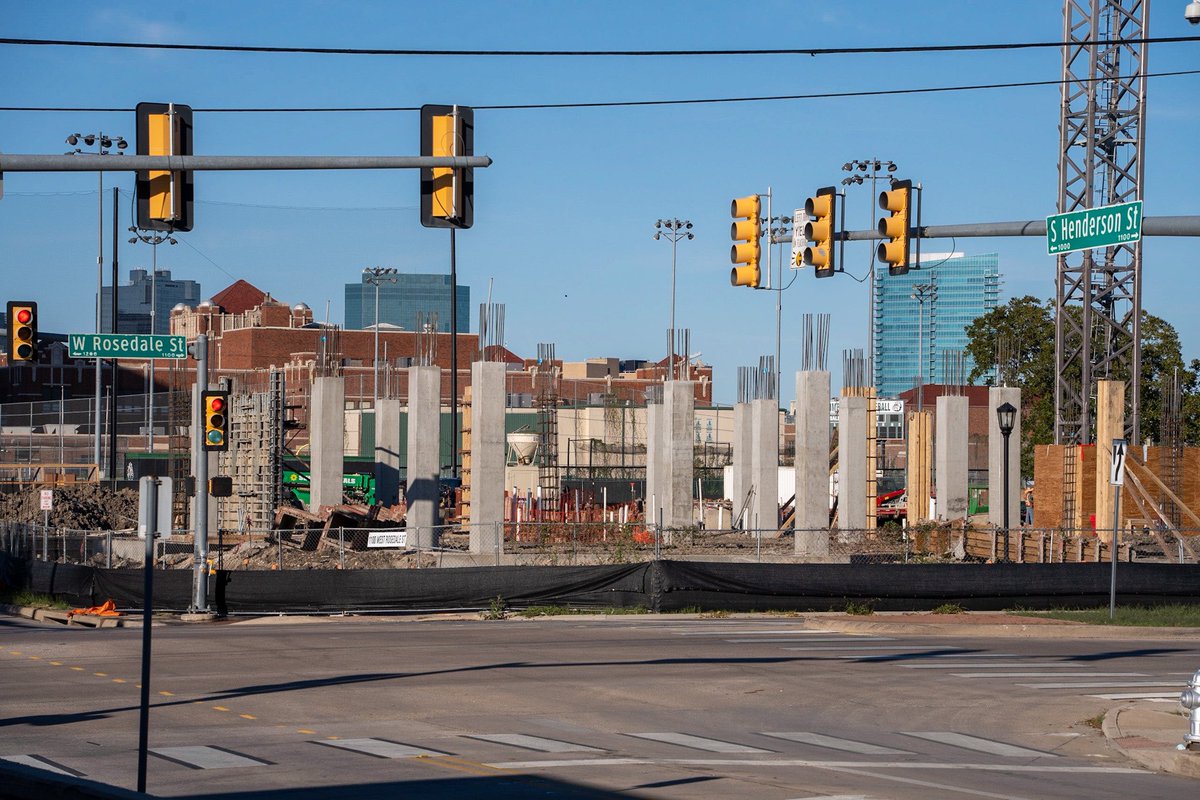 UrbanFortWorth's tweet image. Work on the first phase of  @TCUBurnettMed school has gone vertical. The building, expected to open in 2024, will be home to 240 med students across four floors and 100k square feet. The school is strategically located at the Northeast corner of Henderson.