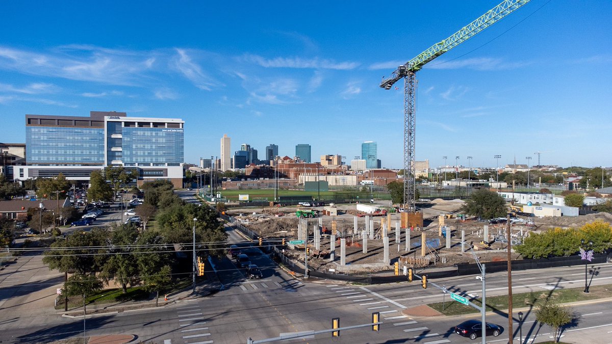 UrbanFortWorth's tweet image. Work on the first phase of  @TCUBurnettMed school has gone vertical. The building, expected to open in 2024, will be home to 240 med students across four floors and 100k square feet. The school is strategically located at the Northeast corner of Henderson.