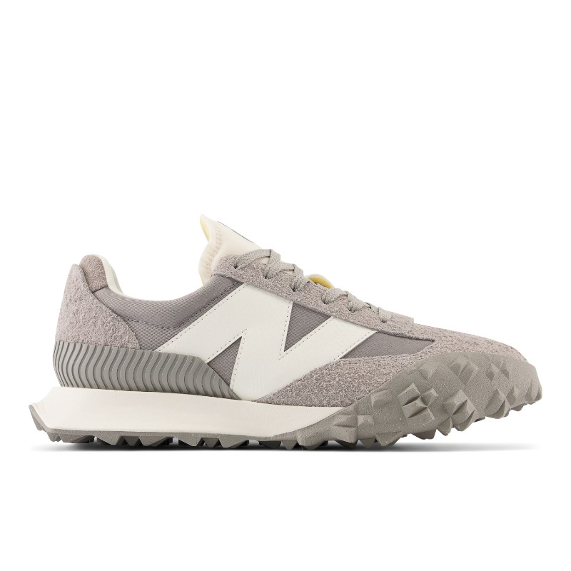 newbalance_jp's tweet photo. 【#ニューバランス 公式オンラインストア情報】
70年代のランニングシューズのレトロフューチャリズムを体現した デザインが人気の「XC-72」よりグレーカラーが登場。アシンメトリーなアウトソールパターンが特徴でミックスしたジャンルのスタイリングも可能に。
#NewBalance #UXC72