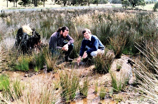 IASSC_2023's tweet photo. One of the 1st inland discoveries of schwertmannite in the 'natural' environment was in the Mount Lofty Ranges in 1990.These photos show Prof Rob Fitzpatrick, Dr Peter Self (1) &amp;Prof Schwertmann (2) at the site,which is also part of Fieldtrip 3 at #IASSC23 https://t.co/YWEmrfIrcl https://t.co/yZIRpzyEI6