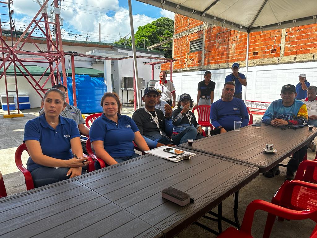 salaprensaCantv's tweet photo. #16Nov Cantv avanza con los trabajos de recuperación de las telecomunicaciones en Las Tejerías, estado Aragua. Autoridades de la Empresa inspeccionaron las labores de tendido de fibra óptica para garantizar el servicio Aba Ultra a diferentes sectores de la localidad. https://t.co/rOF81370tx