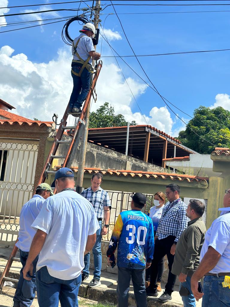 salaprensaCantv's tweet photo. #16Nov Cantv avanza con los trabajos de recuperación de las telecomunicaciones en Las Tejerías, estado Aragua. Autoridades de la Empresa inspeccionaron las labores de tendido de fibra óptica para garantizar el servicio Aba Ultra a diferentes sectores de la localidad. https://t.co/rOF81370tx