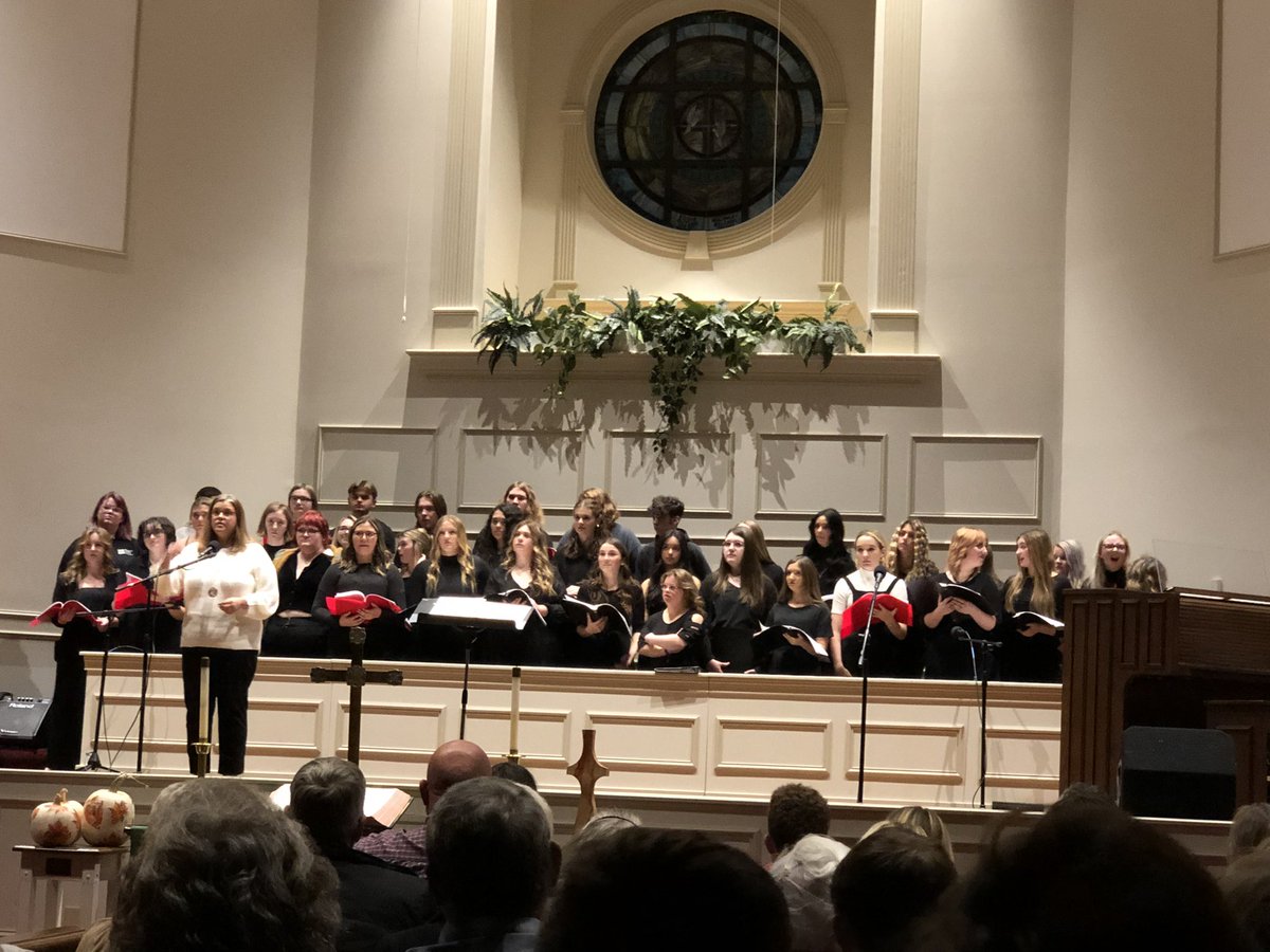 Myram82's tweet photo. LCHS choir, directed by Annie Johnson, performed beautifully tonight! @All_in_LC https://t.co/sZXeebg0tH