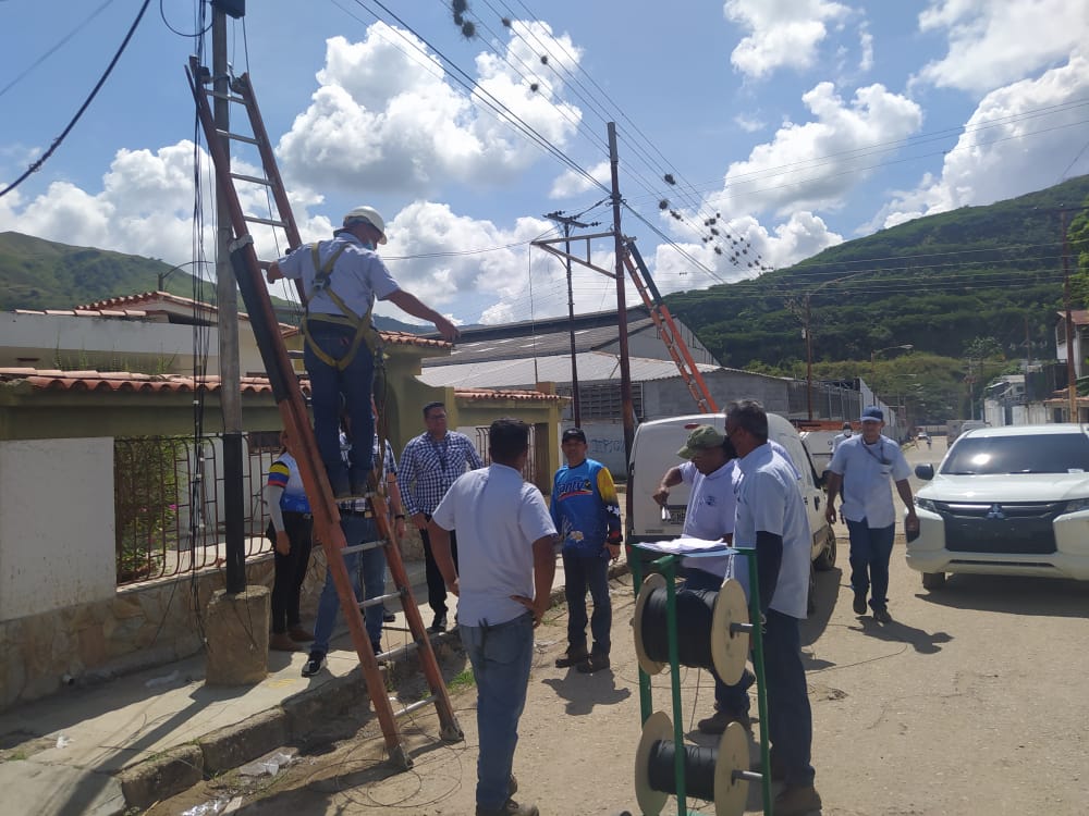 salaprensaCantv's tweet photo. Adicionalmente y en el marco del Proyecto Conectividad para las Escuelas, la Compañía trabaja para activar sus servicios a más instituciones educativas del municipio Santos Michelena, garantizando el acceso a los servicios de telefonía fija e Internet https://t.co/xSVwRMXlop