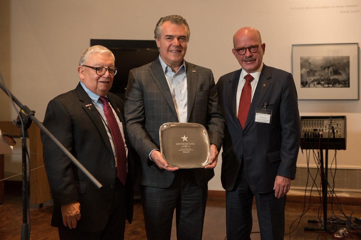 cceoficialmx's tweet photo. Felicitamos a Francisco Cervantes (@fcervantes5), Pdte. del #CCE, por el reconocimiento a su trayectoria, que recibió por parte de la @USChamber @AmChamMexico. En el sector privado seguiremos trabajando por el desarrollo de la región. https://t.co/WusBScHyJz