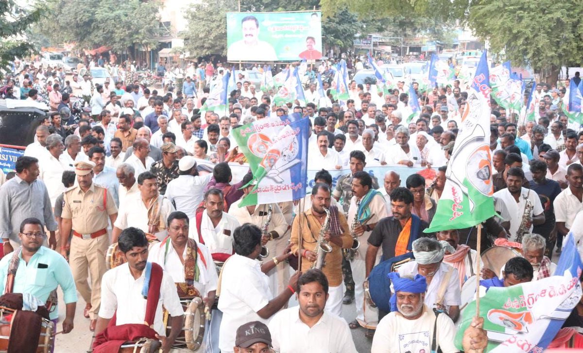 mananelloredist's tweet photo. సర్వేపల్లి నియోజకవర్గంలో, పరిపాలన వికేంద్రీకరణలో భాగంగా మూడు రాజధానులకు మద్దతుగా వ్యవసాయ మరియు సహకార, మార్కెటింగ్, ఫుడ్ ప్రాసెసింగ్ శాఖా మాత్యులు శ్రీకాకాణి గోవర్ధన్ రెడ్డి గారి ఆధ్వర్యంలో భారీ ర్యాలీ..
#AndhraNeeds3Capitals #CMYSJagan #WeSupportDecentralisation #ManaSPSRNellore https://t.co/99O7MvMEr2