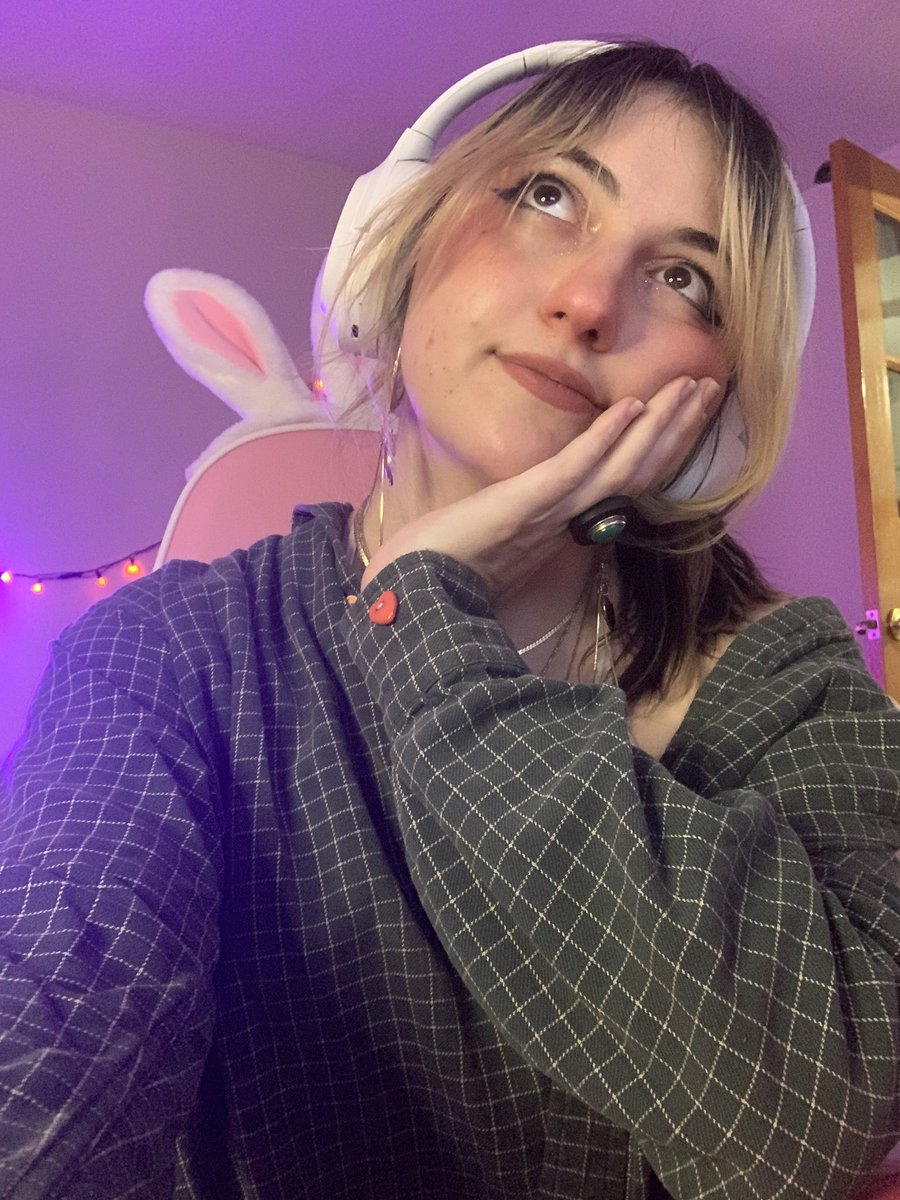 _cass_ass's tweet photo. nobody knows I have a tummy ache and am being so brave about it https://t.co/KXckP23AEe (ps beating our NG+ of GoW) #twitchstreamer #twitchgirl #twitchaffiliate #GodofWar #HumpDay https://t.co/D1474VLTvX