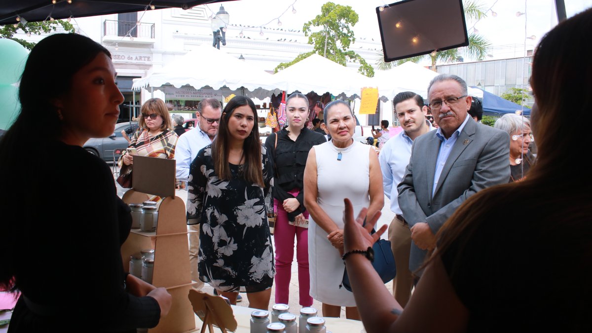 UABCSoficial's tweet photo. 📸Este día tuvo lugar en el Jardín Velazco una edición más de #ExpoIdeas💡, donde estudiantes del Departamento Académico de Economía exponen proyectos de negocio y emprendimiento📉🛍️🧁👢 que realizan como parte de su formación académica🧑‍💼 https://t.co/GCxWGobCGs