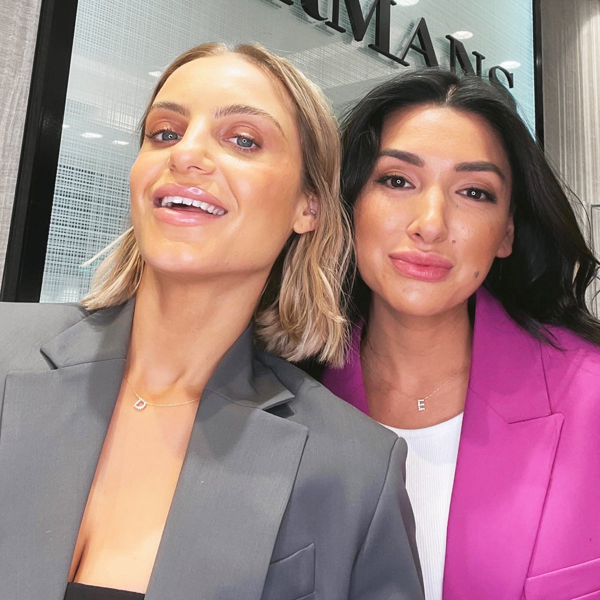 spectrumbrand_'s tweet photo. There's enough glow for both you and your bestie 🤩

Our fav glam twins, @domenica.calarco and @ellamayding sharing a cute selfie moment with our 22" Platinum Pro II Ring Light ✨

SHOP HERE: https://t.co/T5gLOiL1zm

#ringlight #selfie #spectrumaurora https://t.co/rQXNX17sw7