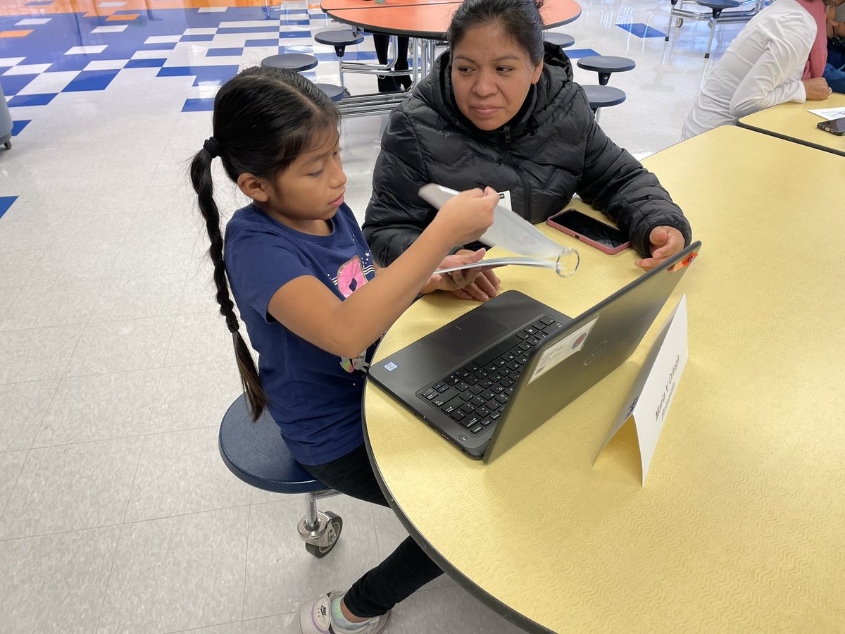 #BUpper students showing their parents about some of the digital tools they use. Thanks Ms.Cassidy <a href="/Nicole_EdTech/">Nicole C.</a>