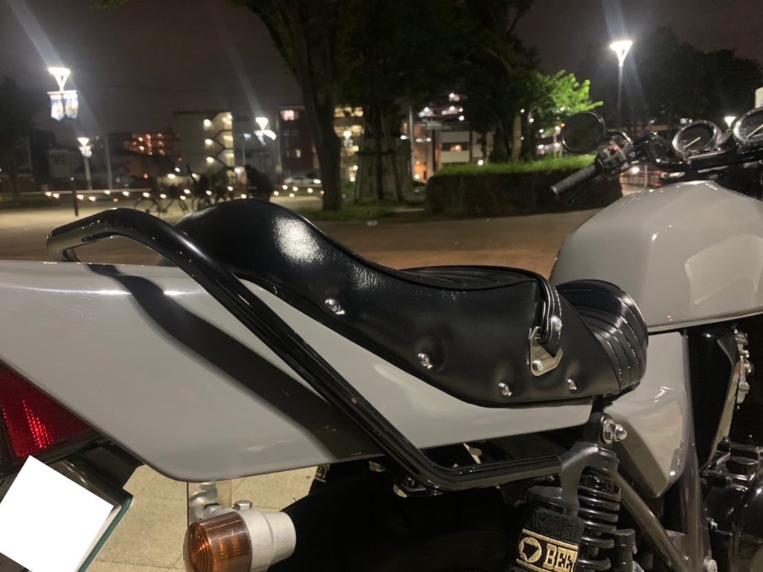 SeatBob's tweet photo. ZRX400シートをご注文頂いたお客様から画像が届きました〜✨
純正シートをタックロールシートに張替えしテールの高さに少しボリューム感を出し、シート生地はツヤ有りの黒レザーで最近流行りのグレイ系カラー外装との組合せ��とてもオシャレですね👍🏻
03-6423-1360
https://t.co/Edf8BYCLhZ
#zrx400 https://t.co/SFlUxgl0EM