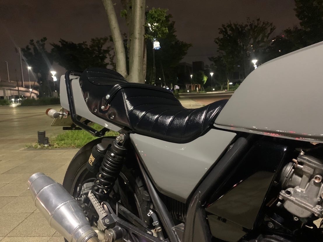 SeatBob's tweet photo. ZRX400シートをご注文頂いたお客様から画像が届きました〜✨
純正シートをタックロールシートに張替えしテールの高さに少しボリューム感を出し、シート生地はツヤ有りの黒レザーで最近流行りのグレイ系カラー外装との組合せ��とてもオシャレですね👍🏻
03-6423-1360
https://t.co/Edf8BYCLhZ
#zrx400 https://t.co/SFlUxgl0EM