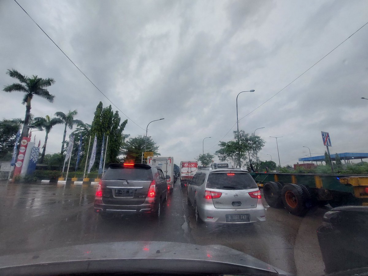 dimasdimenk's tweet photo. @RadioElshinta macet parah di jl cakung cilincing di sekitar KBN Cakung sampai tol JOR ke arah tj priuk https://t.co/kpubJK17tl