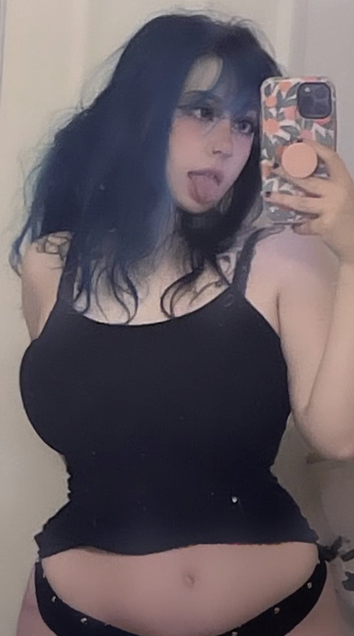 TW Pornstars - Venomous_dolly. Twitter. I hope you like wide hips and big  tits. 1:32 AM - 17 Nov 2022