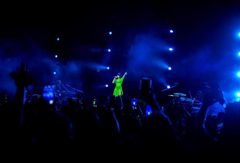 NewsAitana's tweet photo. “Madre mía cómo se hace para tanta conexión Chile?” #11RMásTourChile 🇨🇱🎶🔥 

Ha sido una completa LOCURA. Habéis dejado el listón ALTÍSIMO. Si nos ha llegado vuestra energía a través de una pantalla, no nos podemos imaginar cómo habrá sido vivirlo en directo. ¡GRACIAS CHILE! 🫶🏼 https://t.co/PIs61vs4Kc