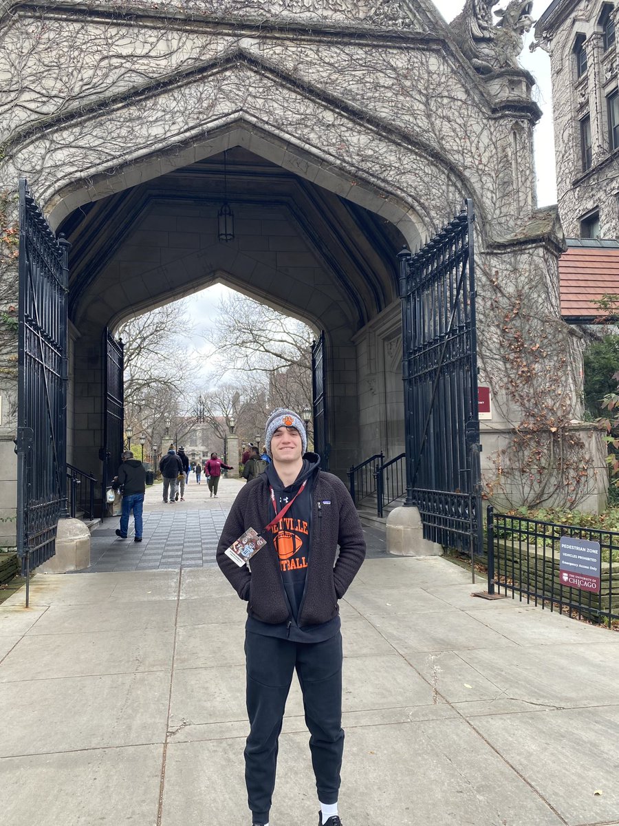What an awesome game day atmosphere at University of Chicago! Thank you so much <a href="/Coach_Cutty/">Luke Cutkomp</a>  and @CoachGilcrist for a great visit. Can’t wait to be back on campus soon. Go Maroons! @LHSWildcatsVFB