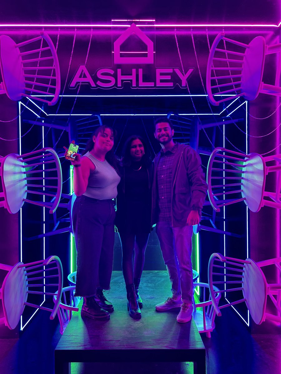 Vishayy's tweet photo. @AshleyHomeStore #homeontour https://t.co/zdHUylfgZO