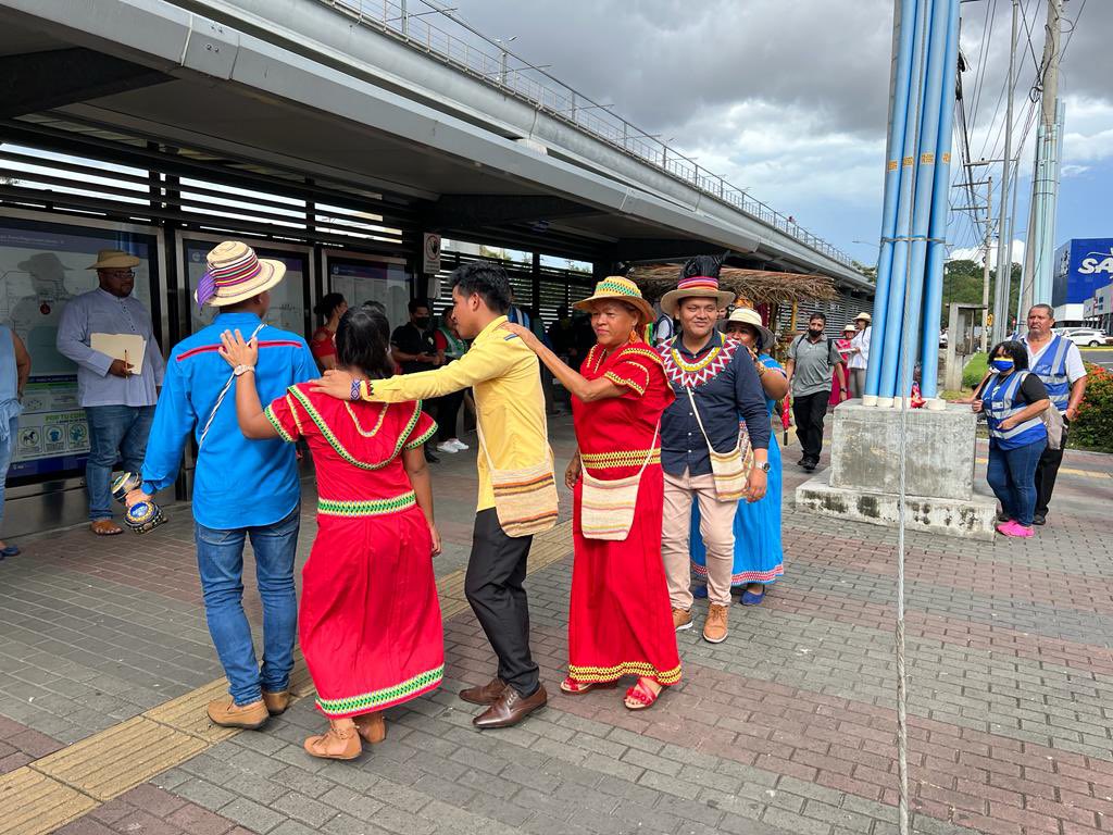 Que orgullo formar parte de esta gran familia de <a href="/OficialMiBus/">Transporte Masivo de Panamá - MiBus</a> que muestra tantas iniciativas para honrar a la Patria en este mes y siempre! Felicidades Gerencia de Servicio al Cliente!