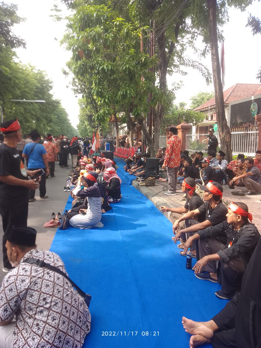 mencuit's tweet photo. Sebagian warga Shiddiqiyyah yg mendukung MSAT sedang melakukan unjuk rasa berdoa agar MSAT dibebaskan https://t.co/A2Y8QPnclE