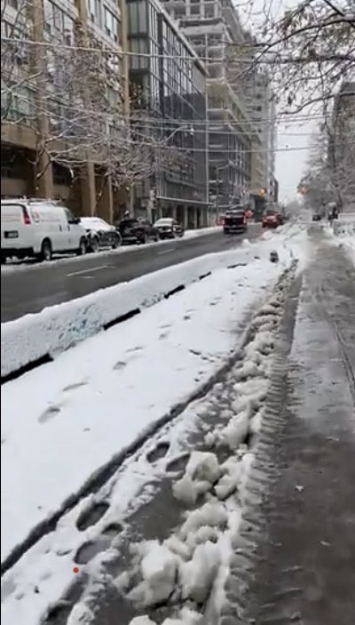 jesmunro's tweet photo. Toronto bike lanes the day after snow. #notsafeforbikes #wecandobetter https://t.co/xZFoMvYxDy