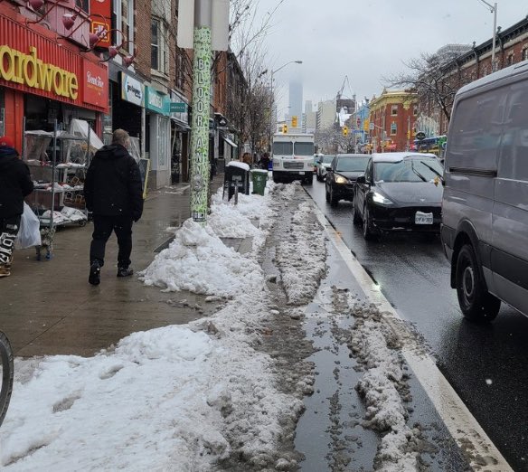 jesmunro's tweet photo. Toronto bike lanes the day after snow. #notsafeforbikes #wecandobetter https://t.co/xZFoMvYxDy