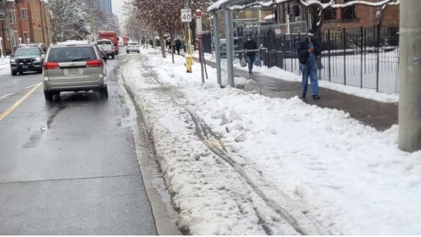 jesmunro's tweet photo. Toronto bike lanes the day after snow. #notsafeforbikes #wecandobetter https://t.co/xZFoMvYxDy
