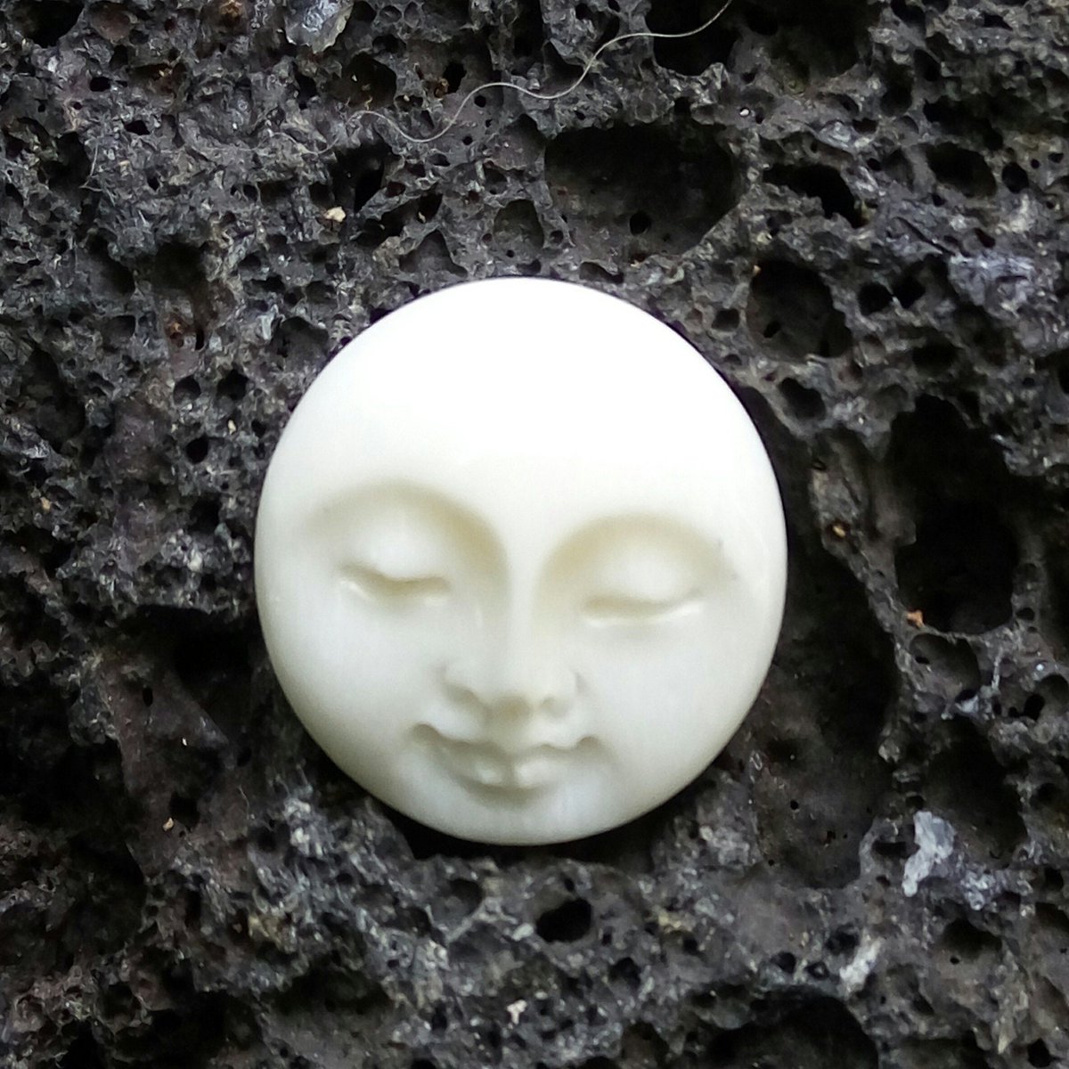 jerogingsir's tweet image. 50x Wholesale,15 MM Moon Face, Carved Buffalo Bone, Moon Face, Moon Pendant, Moon Charm,Silver Wrap, Necklace Pendant E167 etsy.me/3TJYdhl #bonehorn #carvedbuffalobone #silverwrap #moonface #bone #moon #moo