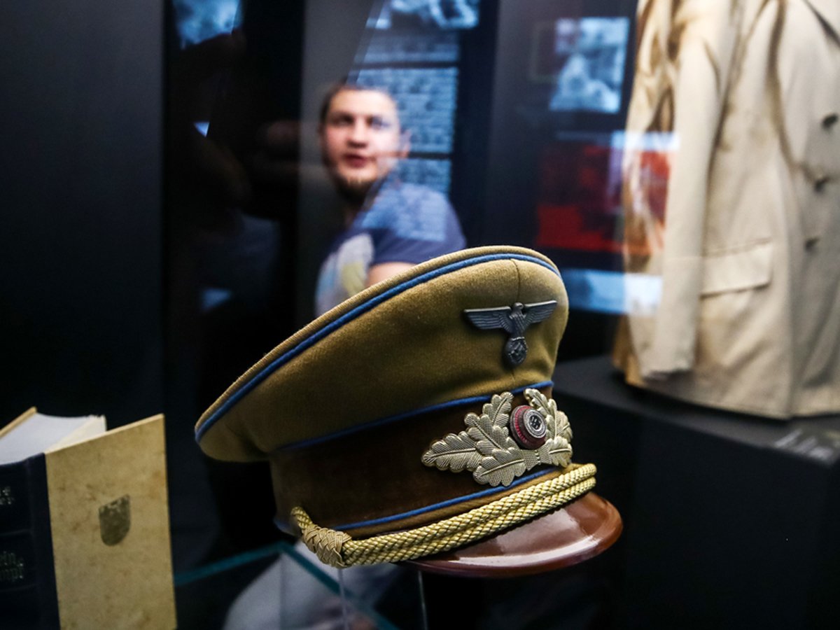 BorisAbramich's tweet image. Внук Гитлера обратился к В. Путину с просьбой вернуть фуражку дедушки, которая хранится в главном храме вооруженных сил России.